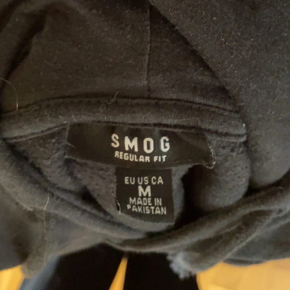 Svart hoodie från SMOG med luva - 2