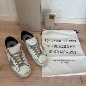 Golden goose skor - Tjena! Säljer mina superfina golden goose skor då jag slutat använda dom. Skorna är omhändertagna men det syns att de är använda, dock spelar de inte så stor roll då skorna är designade att vara lite slitna. Nypris ligger på över 5000 kr och jag säljer för endast 2499 kronor. Fraktas samma dag som de köpes! Hör av dig vid frågor eller annat!