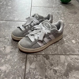Adidas Campus Sneakers  - Säljer mina riktigt snygga och bekväma gråa Adidas Campus sneakers då de tyvärr inte kommer tills användning. Endast använda vid ett tillfälle och alltså i nyskick! Köpta för 1449 kr. Priset kan diskuteras!💗Skriv via frågor och annat💗