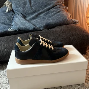 Maison Margiela - Maison Margiela skor. Jag säljer dem för jag inte gillar dem längre. Dem är 35 men är jätte stora i storleken så dem passar 37. Pris kan diskuteras i snabb affär. Skorna är äkta. Skriv om ni har några frågor 🤗