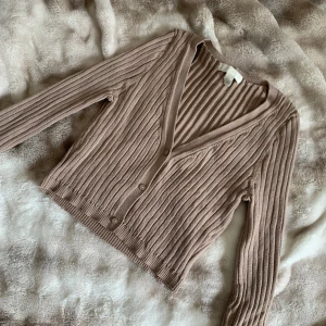 Ribbad kofta - i storlek S använd 2 gånger köptes från h&m för ca 300kr är väldigt stretchig