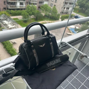 Svart handväska Zadig & Voltaire - Från zadig, fint skick, köpt på Vinted för 2000 kr🥰 dustbag ingår, hjälper nu min kusin o sälja 