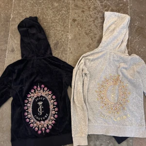 Juicy Couture hoodies med tryck - Två jättenajs hoodies från Juicy Couture, en i blått och en i ljusgrått. Båda har dragkedja, huva och stora broderier med stenar och guld- eller silverdetaljer på ryggen. 400kr styck eller 650kr för båda två.