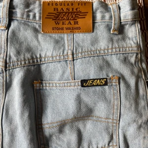 Ljusblå jeanskjol från Toptex - Ljusblå, stentvättad jeanskjol från Toptex med klassiska fickor fram och bak, bälteshällor och dragkedja framtill. Rak modell i längre längd, perfekt för en chill och avslappnad look. Snygga kontrastsömmar och tydlig jeanslabel baktill.