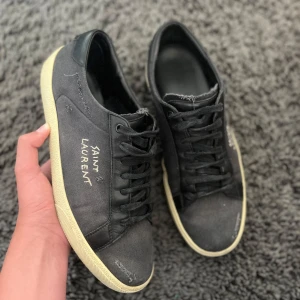 Saint Laurent skor - Säljer svart saint Laurent skor i grymt skick!|| storlek 43||saint Laurent box, dustbag och kort ingår!||pris 2549kr men är diskuterbart||sulan är lite sliten men är inget man märker av eller känner!