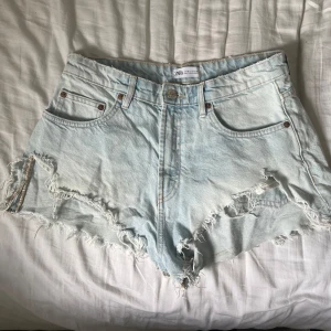 Ljusblåa jeansshorts från Zara - Snygga ljusblå jeansshorts från Zara med fransiga kanter. Köpte shortsen här på plick men säljer då de ej passar mig! Shortsen har små defekter vilket man ser på bilderna, men det är inget man tänker på annars! Skriv vid funderingar💗