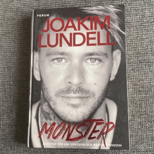 Monster - En bok med starkt svartvitt omslag och titeln 'Monster' i röd text. Perfekt för dig som gillar personliga berättelser och vill inspireras av någon som vågat gå sin egen väg. Snygg design som sticker ut i bokhyllan. Kan mötas upp i Trollhättan eller Alingsås. Kan skickas men då tillkommer en fraktkostnad.