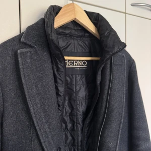 Mörkblå rock från Herno - Mörkblå Herno-rock i klassisk modell med fickor och quiltat innerfoder med dragkedja – varm & stilren för höst/vinter 🍂❄️ 💸 Pris kan diskuteras – skriv vid minsta fråga!