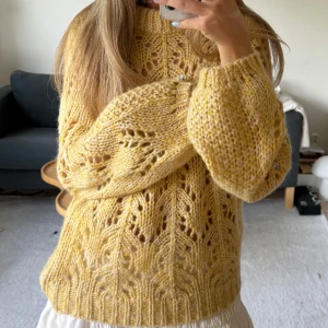 stickad - stickad tröja💛💛💛💛 såååå fin och perfekt nu till sommaren 🥰🥰🥰🥰