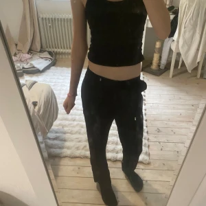 Svarta linnebyxor från GRUNT - Knappt andvända för de är för små💗 DET ÄR I STORLEK BARN "M" SÅ IGENTLIGEN STORLEK 146-152!!! NYPRIS 499! Köpta på Kidsbrandstore.💗
