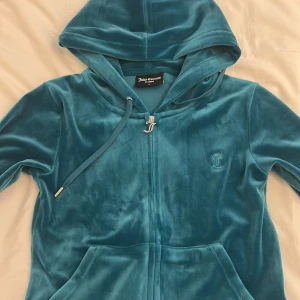 Blå velour hoodie Juicy Couture S - Säljer en blå velour hoodie från Juicy Couture i storlek S. Jackan har huva o dragkedja. Köpt för 1200. Använda 3 gånger. Pris går diskutera.