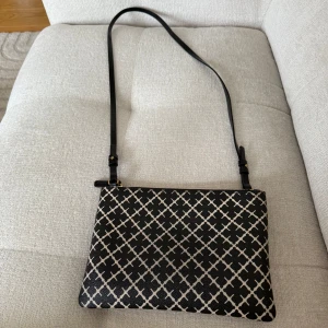 By malene Birger väska  - By malene Birger väska ivy purse mycket fint skick! Finns tygpåsen till med om köparen önskar att den skickas med! 