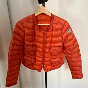 Corallrosa Monclerjacka - Säljer en korallrosa dunjacka från moncler, äkta🌸 den är i fint skick och knappt använd.