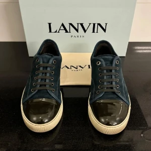 Lanvin marinblå  - Säljer ett par sjukt feta marinblåa lanvins i storlek 41-42. Tveka inte på att höra av dig vid några funderingar!