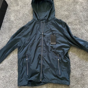 Mörkblå vindjacka från Zegna - Ruggigt snygg zegna vindjacka. Otroligt bra skick. Bara använd fåtal gånger