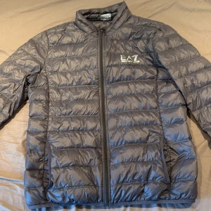 EA7 Jacka utan huv - Använd ett par gånger, Riktigt bra skick, jackan är xxl men passar mig bra fast jag brukar ha L på jackor