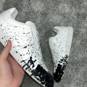 Maison margiela skor  - Säljer ett par snygga maison margiela paint splatter. Storlek 43 utmärkt skick. Skriv vid intresse.