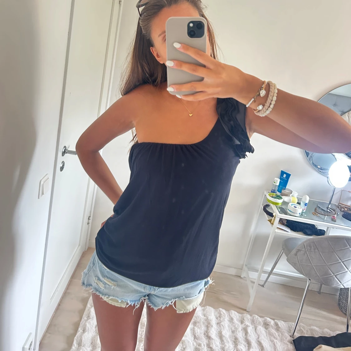 Svart oneshoulder topp med volang - 2