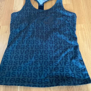 Träningslinné från Svea - Träningslinné från Sveamed heltryckt textmönster 'svea ' över hela toppen. Modellen är ärmlös med brottarrygg och har en cool cut-out detalj i ryggen. Kan mötas upp i Trollhättan eller Alingsås. Kan skickas men då tillkommer en fraktkostnad.