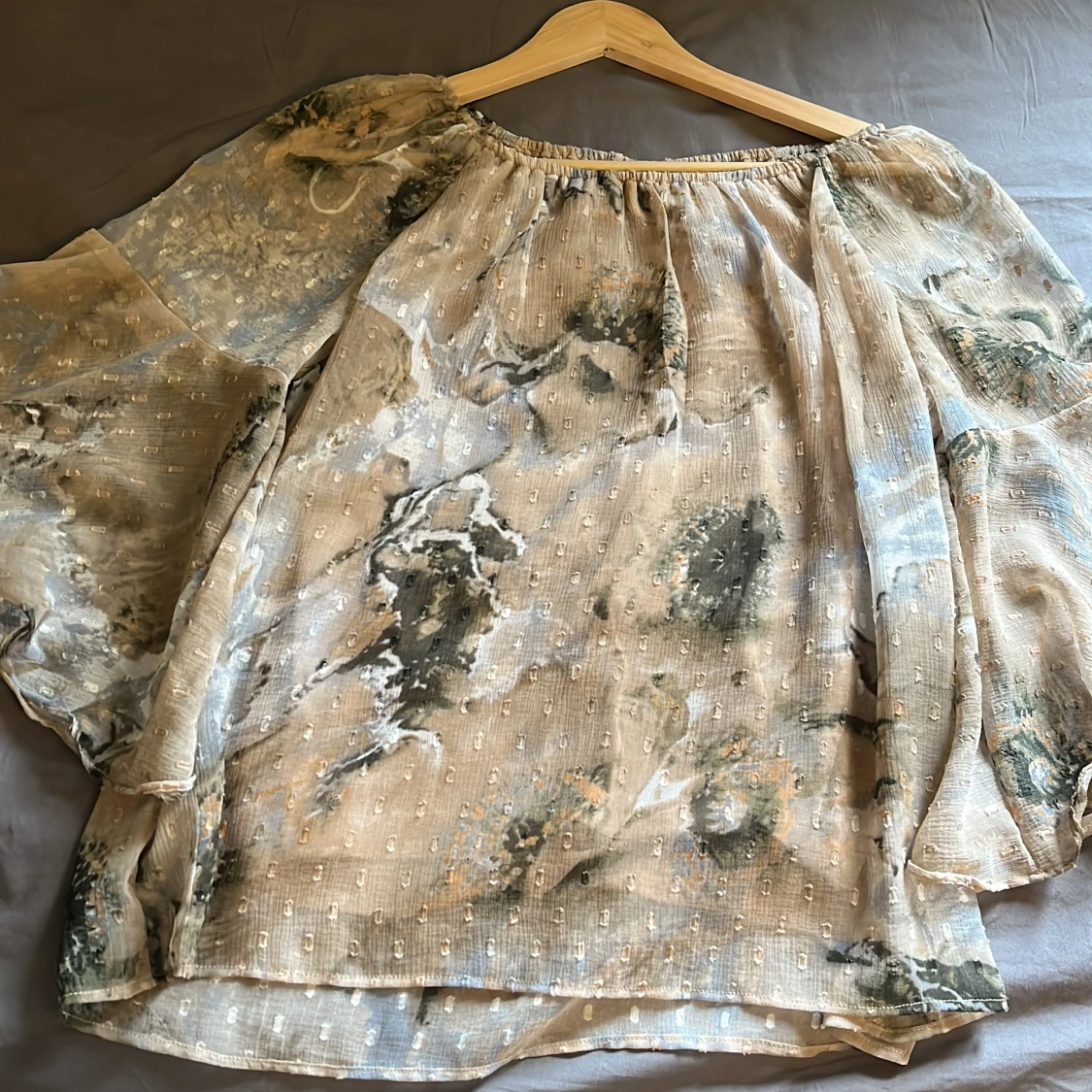 Beige blus med abstrakt mönster