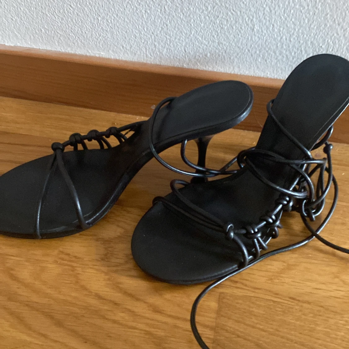 Svarta sandaletter med snörning från Mango - 1