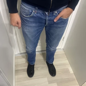 Dondup George  - Goa trendiga dondup George jeans! Skick 8/10! Modellen är 182 cm och väger 70kg! Vid minsta fundering kontakta mig!