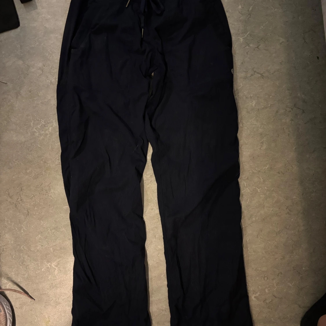 Marinblåa byxor från Lululemon med snörning - 2