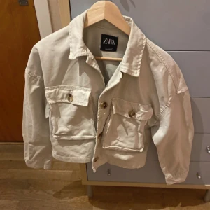 Beig/mint grön jacka från Zara  - Snygg jacka från Zara i storlek XS. Jackan har stora bröstfickor med knappar, klassisk krage och en rak, lite boxig passform. Perfekt att slänga över en hoodie eller t-shirt för en chill look.
