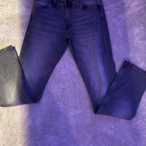 Gråa  jeans - Snygga gråa jeans med slimfit och klassisk femficksdesign. Jeansen har en lätt tvättad look och raka ben. Perfekta för dig som gillar en tidlös och avslappnad stil.