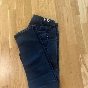 Dondup jeans - Säljer nu dessa svarta dondup jeans i extremt bra skick! Jeansen är modellen GEORGE och sitter slim fit/skinny fit. Riktigt feta jeans och passar med mycket!