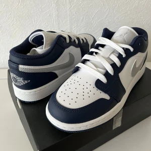 Nike Air Jordan 1 Low Navy/Grå/Vit - Snygga oanvända Air Jordan low, kartong medföljer, nypriset ligger mellan 1300-2000 kr ungefär. Storlek 36,5💙