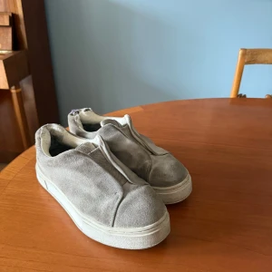 Eytys Grå mockasneakers Doja - Säljer mina eytys doja skor, de är lite slitna på hälarna men annars är de i helt okej skick! Ny pris är 2200 😊