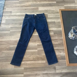 Bowery slim fit jeans - Säljer ett par bowery East west slim fit jeans i ett mycket bra skick och knappt använda. Finns inga defekter på byxan eller något sånt. Storlek: W31 L32