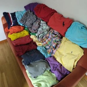 Ralph Lauren kläder  - Massa Ralph Lauren kläder i väldigt bra skick  - piké 199, T-shirt 179, skjorta 249.               Priser kan ändra om tröja har nån defekt. Kolla profilen där alla kläder ligger ute
