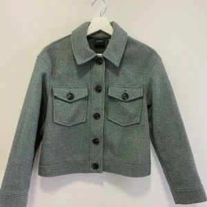 Vårjacka - Snygg grön overshirt jacka från veromoda 