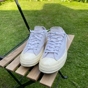 Vita Converse - Säljer ett par klassiska vita Converse chuck 70. Grymt skön sko nu till sommaren! Hör av dig vid minsta fundering! Mvh Felix