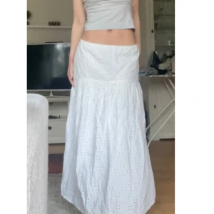Vit långkjol med broderade hål - Världens finaste kjol!! Så fin till sommaren🌸 På första bilderna bär jag den väldigt lågmidjat! Midjemått: 78 cm