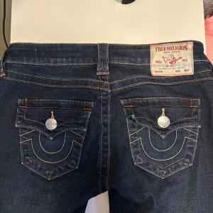 True Religion Joey Low Rise Flare Jeans - Mörkblå jeans från True Religion, modell Joey Low Rise Flare. Låg midja och så himla SNYGGA!!! Längden passar mig perfekt!(är 172cm) skulle passat för de som är under också! Midjan passar mig som brukar ha strl 34 på jeans. Köp köp!💗 ANVÄND ENDAST 3 GGR