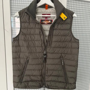 Grön dunväst från Parajumpers - Grön Parajumpers väst i storleken männens S. Västen går också bra att använda på kvinnor, se nästsista bilden.  Västen är använd fåtal gånger och är nytvättad. Den riktiga gröna färgen ser man i de två sista bilderna.   Jag kunde inte lägga upp alla bilder så skrivvför fler ifall ni vill se!