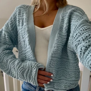 Ljusblå virkad kofta från Zara - Säljer en ljusblå kofta från Zara 🩵