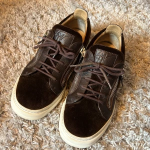 Giuseppe Zanotti - Säljer dessa riktigt feta Giuseppe Zanotti skorna i storlek 41. De är i bra skick lite sliten sulan men annars inga problem. Tyvärr har jag inte OG därför kommer endast skorna. Bara att skriva vid frågor eller funderingar.