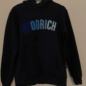  Hoodie - Säljer en fin hoddie från hoodrich i färgen marinblå köpt på JD i storlek xs