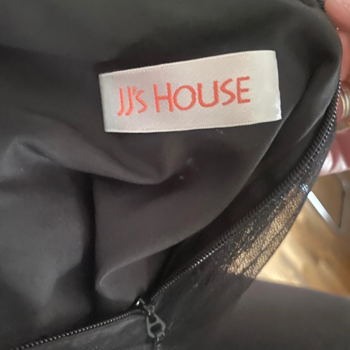 Svart långklänning med meshdetaljer från JJ's House - 2