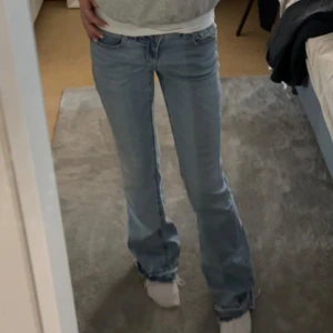 Ljusblå bootcut jeans från Gina - Säljer ett par superfina ljusblå bootcut jeans från Gina tricot. Byxorna har låg midja, tjusiga fickor, med fransiga bensslut! Perfekta för dig som gillar en avslappnad och trendig stil💕 Säljer för att dem är lite för stora på mig!💗