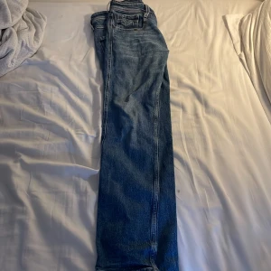 Blå Replay Byxor - Klassiska blåa Replay anbass jeans med raka ben. Byxorna har normal passform, knappgylf och tydliga Replay-detalier på bakfickan. Storlek:30/30. Säljer eftersom de inte passade mig och använda få gånger. Pris kan diskuteras