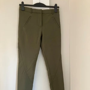 Byxor Five Units  - Snygg och skön byxa i den populära modellen Angelie Army Jegging 238 från Danska märket Five Units. 