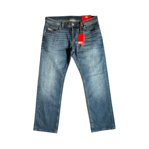 Diesel Larkee jeans - Säljer ett par helt nya Diesel Larkee jeans i storlek W34 L30. Köpta på Väla för 1399 kr, säljer dem då de inte går att lämna tillbaka. Jeansen är helt oanvända, med alla tags kvar och kvitto finns. Hör av dig om du har några frågor!