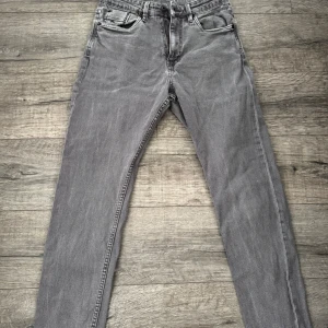 Grå jeans - Jeans från Indicode Jeans i super bra skick. De är i storlek 28/32 och har regular fit.