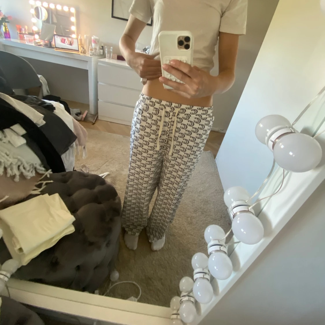 Vita byxor med svart mönster och dragsko