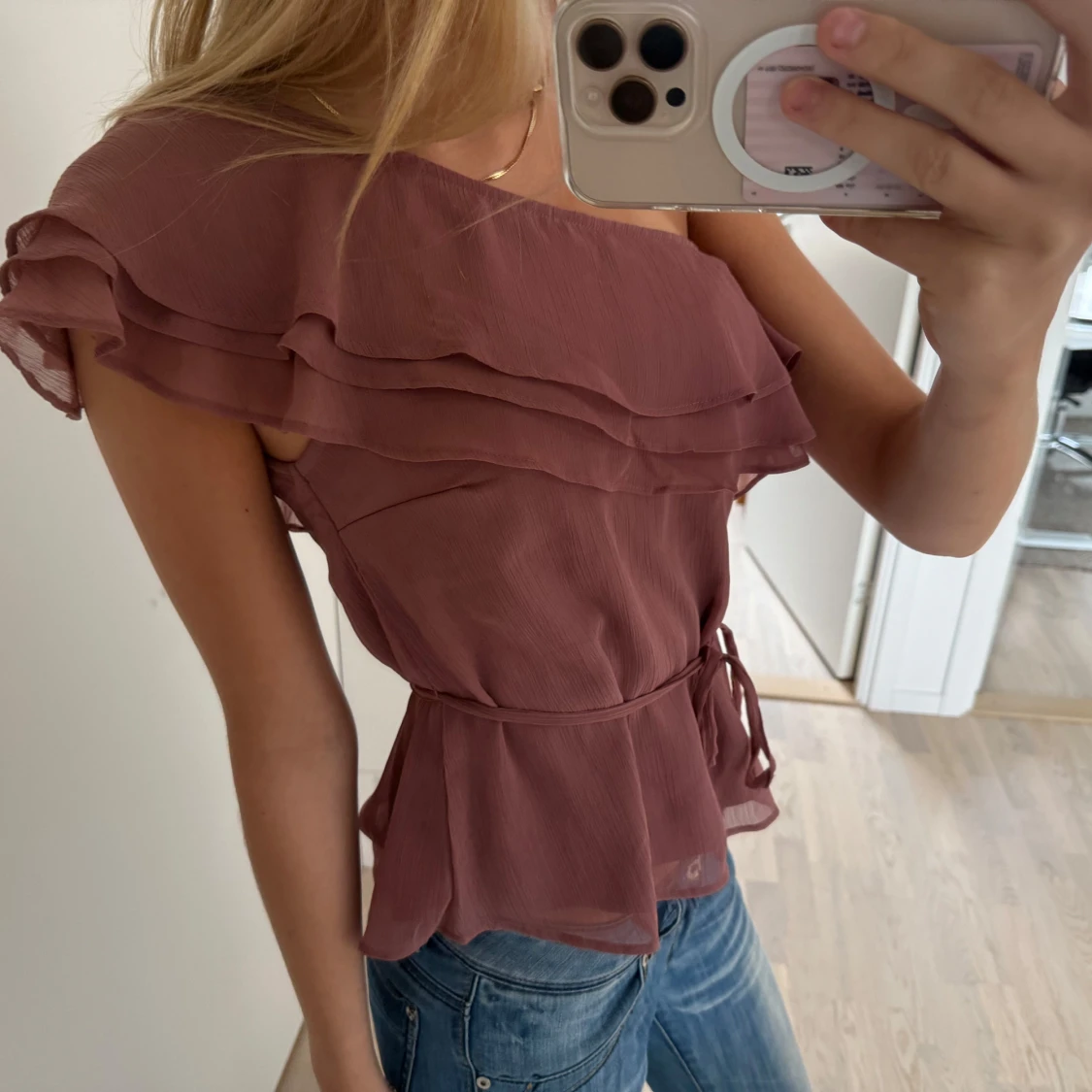 Mauve/lila one shoulder topp med volang och knytband - 2